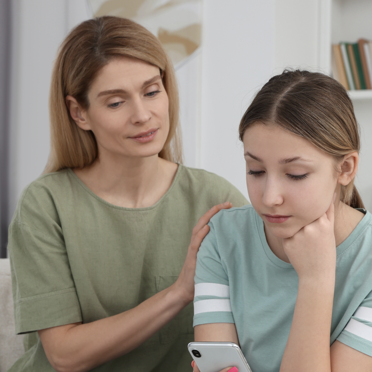 mom_and_daughter_sad